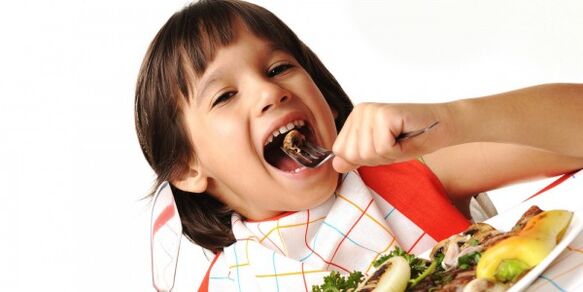 ბავშვი ჭამს ბოსტნეულს დიეტაზე პანკრეატიტით